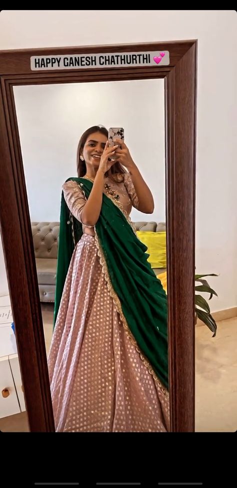 Lehnga Color Combination, Gown Colour Combination, Lehenga Dupatta Draping Style Half Saree, Half Saree Dupatta Designs, Dupatta Draping Styles For Long Frock, New Trending Lehenga Design, Green Pattu Lehenga Half Saree, Halfsarees Traditional Simple, Plain Saree Contrast Blouse