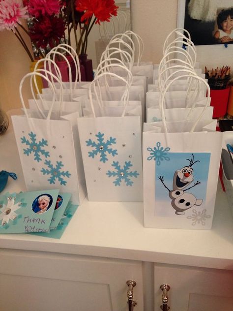 Birthday Party Treat Bags, Treat Or Trick, 4de Verjaardag, Olaf Birthday, Elsa Birthday Party, Frozen Bday Party, Disney Frozen Birthday Party, Disney Frozen Party, Frozen Birthday Theme