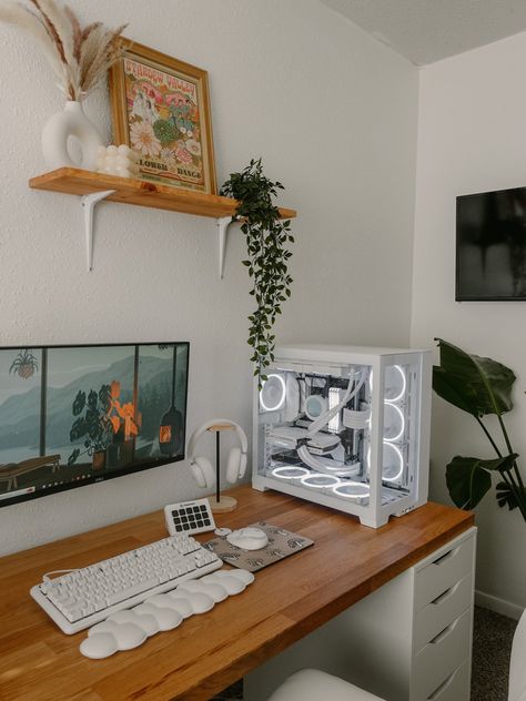 Desk Keyboard Aesthetic, Aesthetic Desk With Computer, Boho Gaming Setup, Bedroom Ideas Gaming, Pc Gaming Setup Aesthetic, Desk Inspiration Aesthetic, Cozy Pc Setup, Cozy Desk Ideas, Bedroom Ideas Trendy