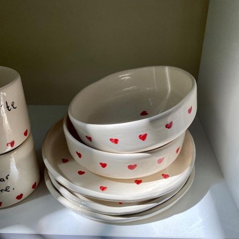 Cute Bowls Aesthetic, Cool Ceramic Bowls, Preppy Ceramics, Cool Bowls Ceramics, Cute Kitchen Plates, Etsy Cute Stuff, Kitchen Bowl Decor, Ceramic Heart Bowl, Ceramic Heart Mug