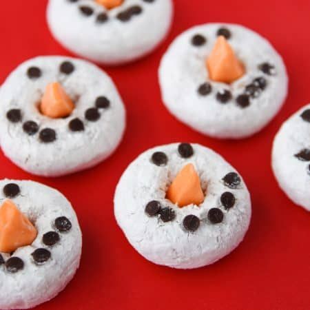 Snowman Donuts Snowman Donuts, Special Cookies, Donut Cupcakes, Oreo Cookie Balls, Cupcake Diaries, Easy Holiday Treats, Chocolate Peanut Butter Cupcakes, Mini Snowman, Powdered Donuts