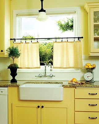 I want a yellow kitchen. Pale Yellow Kitchens, Yellow Kitchen Curtains, Old Fashioned Decor, Yellow Kitchen Walls, Kule Ting, Yellow Cabinets, Yellow Cottage, Charming Kitchen, White Appliances