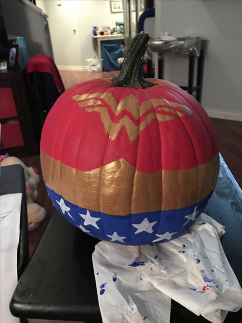 Wonder Woman Pumpkin Wonder Woman Pumpkin Painting Ideas, Wonder Woman Pumpkin, Superhero Pumpkin, Pumpkin Competition, Sweet Crafts, Book Character Pumpkins, Pumpkin Paint, Pumpkin Painted, Character Pumpkins