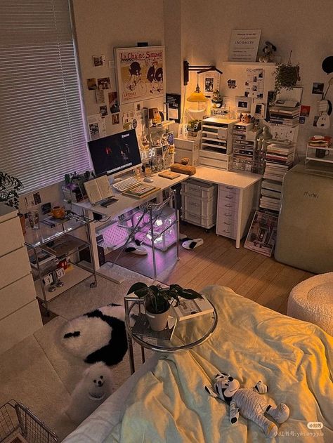 Small Room Lots Of Furniture, Desk Inspo Artist, Fashion Designer Room Aesthetic, College Student Room Ideas, Bedroom Inspo With Desk, Cool Desks For Bedrooms, Cozy Bedroom Aesthetic Night Lights, Room With Desk Ideas, L Shaped Desk Setup Aesthetic