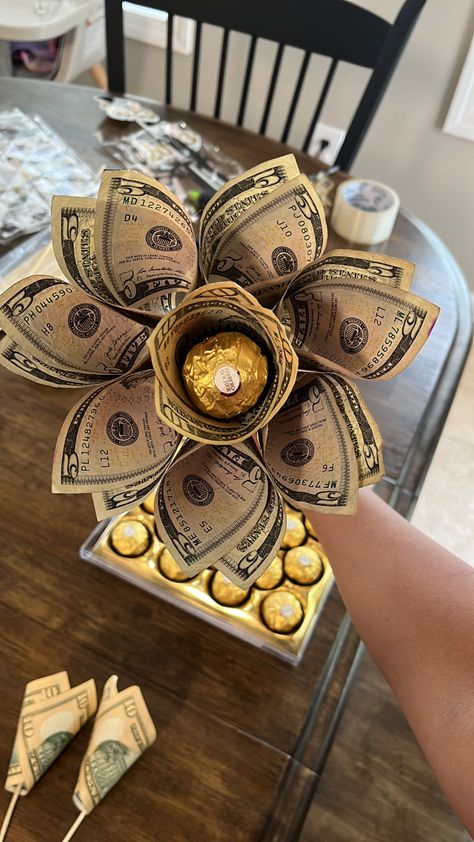 Money Bouquet With Chocolate, Men Money Bouquet, Money Gift For Men, Money Graduation Gift Ideas For Guys, Money Roses Bouquet Dollar Bills Diy, Flower Money Bouquet Gift Ideas Diy, Money Bouquet For Men, Making Flowers Out Of Money Dollar Bills, Quince Money Bouquet