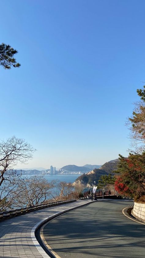 Busan Taejongdae Resort Park Busan Wallpaper Aesthetic, Korea Pictures Aesthetic, Aesthetic Places Korea, South Korea Busan Aesthetic, Korean Park Place Aesthetic, Korean Travel Aesthetic, Park Aesthetic Korea, Korean Places Aesthetic, Korea Nature Aesthetic