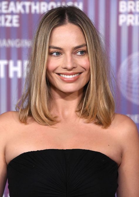 Margot Robbie's Old Money Blonde Lob Is Perfect for Spring Margot Robbie Lob Hair, Short Hair Margot Robbie, Lob Blonde Haircut, Short Blonde Hair Root Smudge, Blonde Bob Thick Hair, Blond Lob Haircut, Margot Robbie Hair Color, Old Money Blonde Bob, Margot Robbie Blonde