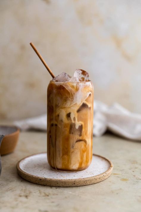 Easy Homemade Caramel Iced Coffee Caramel Iced Coffee Recipe, Flavored Coffee Recipes, Caramel Iced Coffee, Cafe Expresso, Cold Coffee Recipes, Iced Coffee At Home, How To Make Ice Coffee, Banana Coffee, Caramel Coffee