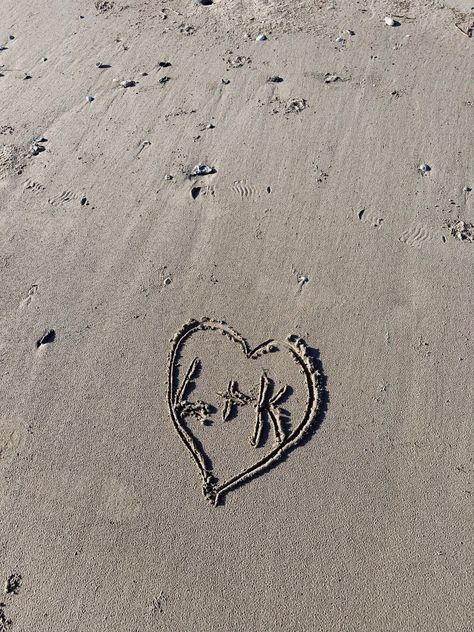 Beach couple photo ideas Beach Couple Photo Ideas, Holiday Selfies, Beach Shooting, Anniversary Pics, Beach Anniversary, Couple Photo Ideas, Couple Beach Pictures, Couple Beach Photos, Beach Selfie