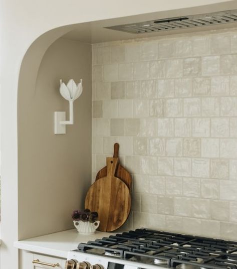 White tile kitchen backsplash with stove top Backsplash With Cream Cabinets, White Tile Kitchen, Cream Backsplash, Backsplash Tiles For Kitchen, Mosaic Kitchen Backsplash, White Tile Kitchen Backsplash, Tile Kitchen Backsplash, Beautiful Backsplash, Black Backsplash