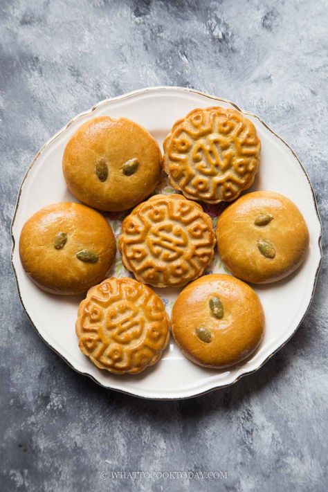 Chinese Moon Cake, Mooncake Recipe, Moon Cake Mold, Moon Cakes, Easy Chinese, Asian Desserts, Golden Syrup, Mooncake, Mixed Nuts