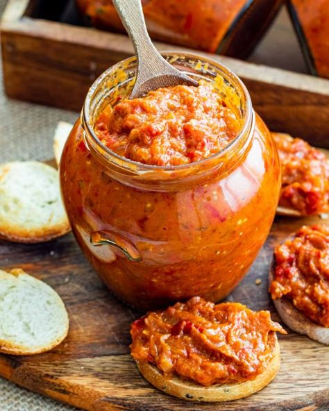 Roasted Eggplant and Pepper Spread (Zacusca) – a most delicious vegetable spread and a perfect snack that's popular in Eastern Europe. #zacusca #recipe Healthy Bread Spreads, Zacusca Recipe, Jo Cooks, Bread Dip, Eggplant Dishes, Roasted Eggplant, European Recipes, Roast Eggplant, Spread Recipes