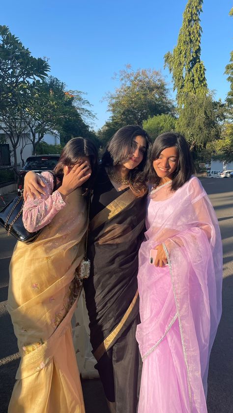 Sari Group Photo, 3 Sister Photoshoot Poses Indian, Saree Poses With 3 Friends, Sari Pose With Best Friend, Trio Poses In Traditional, Trio Saree Poses, Saree With Friends, Trio Friends Photo Ideas, Poses With Friends Trio