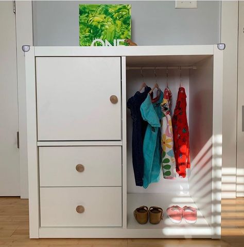 Bringing Up Babe ✨ on Instagram: “DIY TODDLER WARDROBE - UPDATED!  Many of you know about the wardrobe I made for Babe using an IKEA shelf. It was a pretty easy hack - I’ll…” Montessori Self Care Station, Montessori Self Care, Camera Montessori, Self Care Station, Montessori Wardrobe, Montessori Parenting, Montessori Bedroom, Montessori Bed, Montessori Room