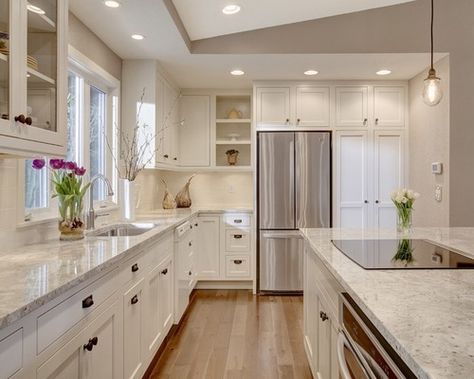 U Shaped With Pantry Next To Refrigerator Home Design Ideas, Pictures, Remodel and Decor Barndominium Kitchen Ideas Layout, Small Kitchen Refrigerator Placement, Kitchen Sloped Ceiling, Warm White Kitchen, Kitchen Island With Cooktop, Mahogany Kitchen, Kitchen Island Decor Ideas, Kitchen Layouts With Island, Floor Makeover