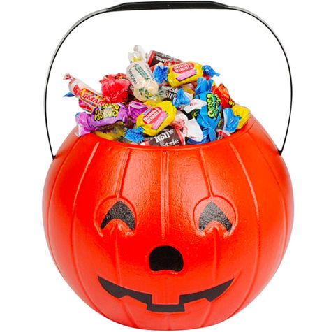 Remember those glow-in-the-dark McDonald's Halloween pails? Dulceros Halloween, Pumpkin Pail, Halloween Gift Baskets, Dulces Halloween, Treat Bucket, Candy Bucket, Clever Halloween Costumes, Halloween Buckets, Pumpkin Treat