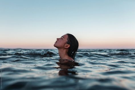 Woman Floating, Palma Spain, Urban Portraits, Water Shoot, Woman Singing, Skin Dryness, Mallorca Spain, Vacation Looks, Leave In Conditioner