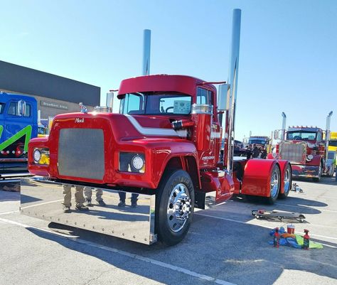 R model Mack beautifully restored. R Model Mack Trucks, Big Mack, Old Mack Trucks, Custom Big Rig, Work Trucks, Truck Transport, Classic Tractor, Custom Big Rigs, Old Pickup Trucks