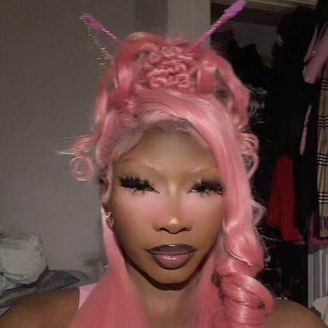 Pink Wig Makeup Looks, Makeup Looks For Pink Hair, Heavy Blush Makeup Aesthetic, Pink Bunny Makeup, Pink Makeup Looks, Pink Lashes, Bold Makeup Looks, Cool Makeup Looks, Dope Makeup