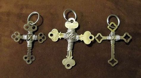 Old Keys Crafts Diy Upcycle, Crafts With Old Keys, Key Crafts Recycled, Key Decor Ideas, Crafts With Keys, Upcycle Keys, Old Keys Crafts Diy, Key Art Projects, Diy Key Projects