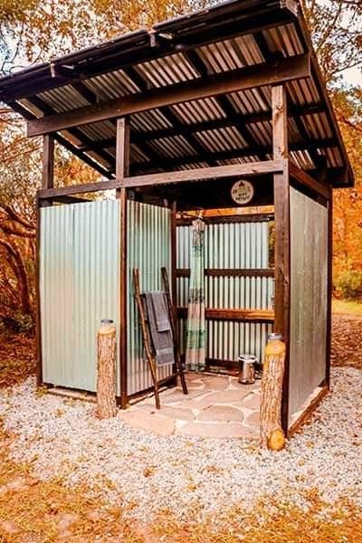 Hut Ideas, Spring Front Porch Ideas, Outside Toilet, Land Ideas, Outside Showers, Outdoor Shower Enclosure, Outdoor Shower Diy, Spring Front Porch, Bahay Kubo