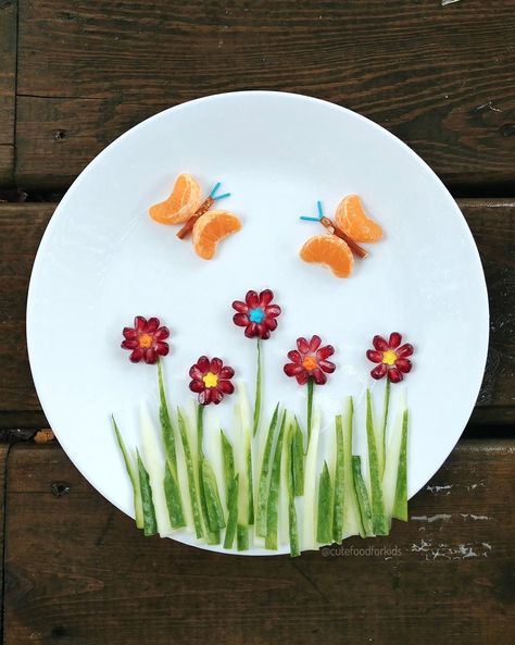 7 ways to make a butterfly snack! Which plate is your favorite? 🦋 I've rounded up seven of my best butterfly food art ideas from past summers into one totally save-worthy post. Butterflies are so beautiful and delicate, and they make a great addition to any snack plate as they're also very easy to create. Whether you're hoping for a tiny butterfly or one that takes up the whole plate, you'll find an idea here! I gotta know: - Which one of these will you be trying? - Which ingredients wil... Butterfly Food Ideas For Kids, Butterfly Snacks For Kids, Butterfly Food Art, Cake Decorating Sprinkles, Butterfly Snack Table, Fruit Butterfly, Food Art Ideas, Cute Food For Kids, Butterfly Snacks