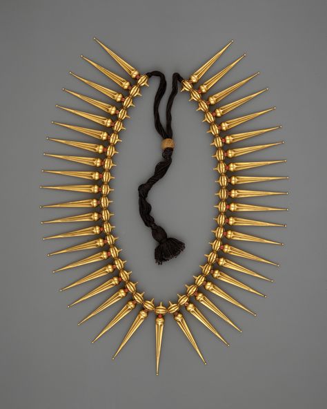 Jasmine-Bud Necklace (Malligai Arumbu Malai) | India (Tamil Nadu and Kerala) | The Metropolitan Museum of Art Bijoux Art Deco, Ancient Jewelry, Black Thread, Jewelry Design Necklace, Tamil Nadu, Color Dorado, Traditional Jewelry, Gold Jewellery Design, Gold Jewelry Fashion