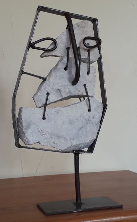 Sculpture par Michel Sidobre (Fanjeaux) | Mélange de fer et de pierre calcaire, le manque de matière symbolise la perte de la mémoire et l'oubli. #Personnages #Assemblage #Blanc #Pierre #Fer #Oubli Stone And Metal Sculpture, Art Classique, Sculpture Metal, Metal Art Welded, Metal Art Sculpture, Metal Art Projects, Cool Inventions, Abstract Sculpture, Art Metal