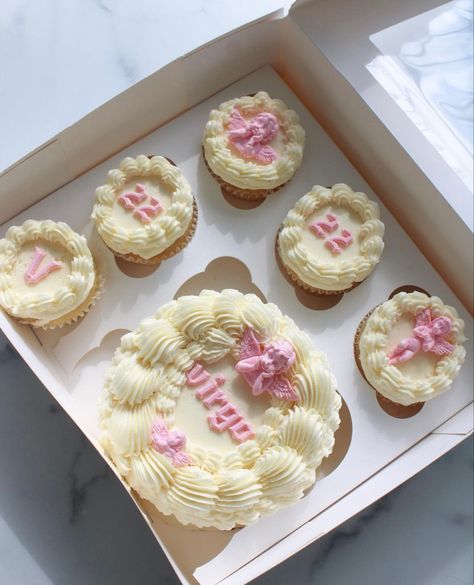 Zodiac Sign Cupcakes, Bento Cake Box With Cupcakes, Gemini Cupcake, Virgo Cupcakes, Zodiac Cupcakes, Bento Box Cake Aesthetic, Aestethic Birthday Cake, Birthday Cupcakes Aesthetic, Horoscope Cake