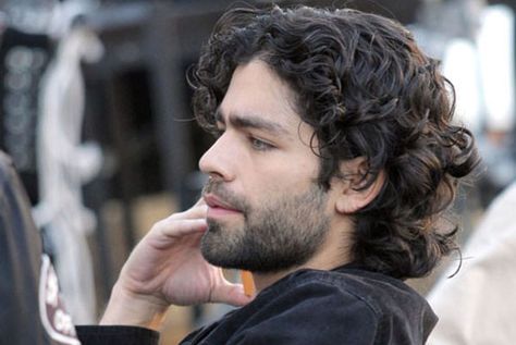 This involves medium length hair and is ideal for men with strong jaw lines like actor Adrian Grenier. The cut comprises of long hair in the front and medium layers at the back. This cut can soften that alpha male jaw while giving you a dapper look. An anti-frizz serum is all that one needs to maintain the look. David Hair, Long Curly Hair Men, Anti Frizz Serum, Mens Hairstyles Curly, Medium Length Hair Men, Medium Curly Hair Styles, Mid Length Hair, Curly Hair Men, Long Curly Hair