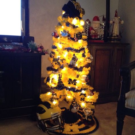 GO BLUE Christmas! Michigan Crafts, Michigan Decor, Michigan Christmas, Michigan Go Blue, Michigan Wolverines Football, Go Big Blue, Michigan Football, Holiday Christmas Tree, Christmas Tree Ideas