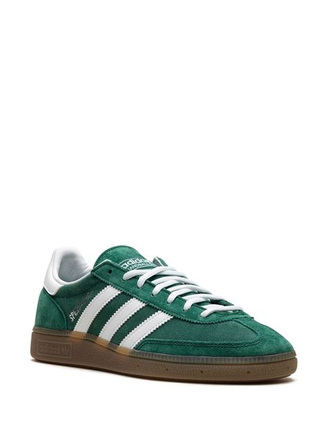 Find ADIDAS Handball Spezial Core Sneakers on Editorialist. green calf suede logo print to the side signature 3-Stripes logo contrasting heel counter round toe front lace-up fastening logo-print tongue branded insole gum-rubber sole These styles are supplied by a premium sneaker marketplace. Stocking only the most sought-after footwear, they source and curate some of the most hard to find sneakers from around the world. Green Spezial Adidas, Green Spezials, Adidas Spezial Green, Green Trainers, Adidas Handball Spezial, Adidas Handball, Handball Spezial, Balenciaga Speed, Green Stuff