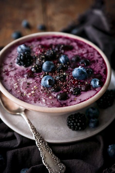 Creamy Mixed Berry Oatmeal | Free of gluten, dairy, and refined sugar. Vegan/vegetarian friendly! Mixed Berry Oatmeal, Oats With Milk, Berry Oatmeal, Oatmeal Bowls, Quick Healthy Breakfast, Mexican Dessert, Breakfast On The Go, Gluten Free Oats, Chia Pudding