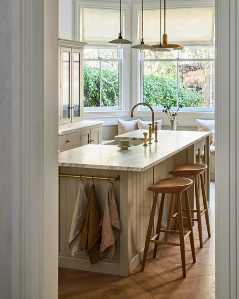 Classic Kitchen Aesthetic, Olive Kitchen, Classic English Kitchen, Devol Kitchens, English Kitchens, Kitchen Farmhouse, Style Deco, My New Room, Kitchen Styling