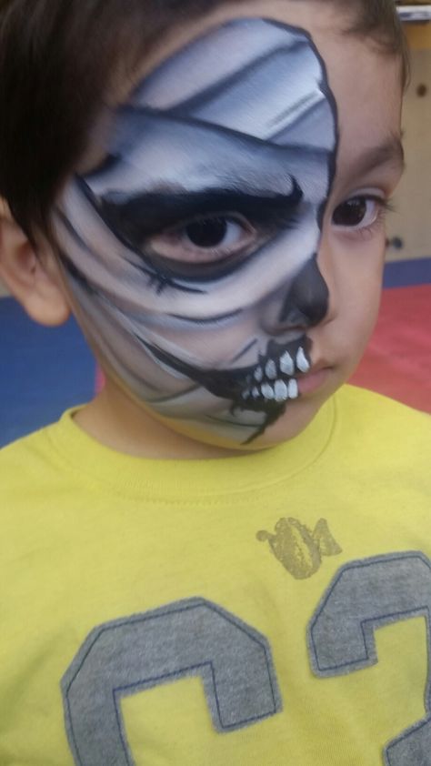 One stroke mummy face painting Www.facepaintingqueen.com Mummy Face Paint Kids, Mummy Face Paint, Mummy Halloween Makeup, Face Painting Halloween Kids, Monster Face Painting, Halloween Makeup Sugar Skull, Skull Face Paint, Halloween Makeup Pretty, Kids Face Paint