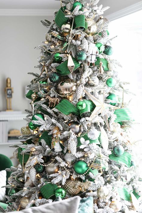 A Christmas Tree Fit for the Emerald City - Christmas Tree Decorations Emerald Green Christmas Tree, Emerald Green Christmas, Green Christmas Tree Decorations, Green Christmas Decorations, Tree Decorations Christmas, City Christmas, The Emerald City, Blue Christmas Decor, Silver Christmas Decorations