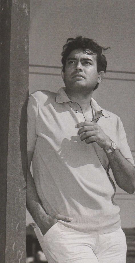 LOVE this photo! Sanjeev looks so beautiful and soulful... Actors Bollywood, Actor Bollywood, Sanjeev Kumar, Bollywood Retro, Bollywood Pictures, Indian Actors, Retro Bollywood, National Film Awards, Bollywood Cinema