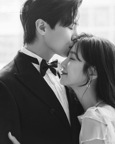 Korean Prewedding Photography, Prenuptial Photoshoot, Korean Wedding Photography, Wedding Photo Studio, Wedding Portrait Poses, Wedding Photoshoot Props, Pre Wedding Photoshoot Outdoor, Wedding Photoshoot Poses, Happy End