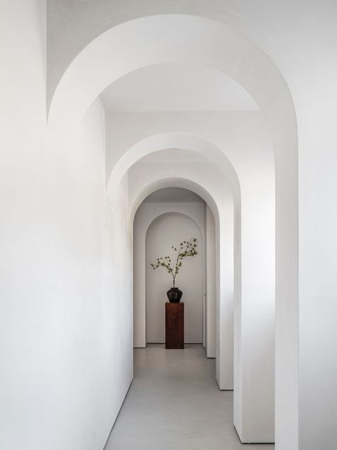 Architectural arches in a contemporary home Interior Arches, Swedish Dining Table, Manhattan Beach Homes, Cabinet Medical, Est Living, Renovation Design, Manhattan Beach, Architectural Inspiration, Alicante