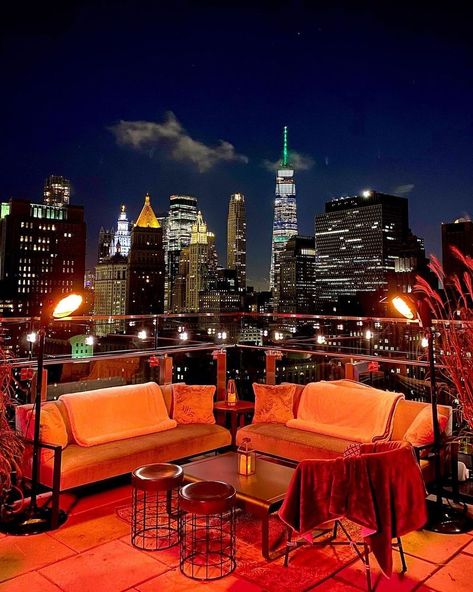 Cozy Rooftop, Rooftop Decor, Roof Top Bar, Loft Apartment Industrial, Apartment Rooftop, Rooftop City, New York Rooftop, Rooftop Party, New York Night