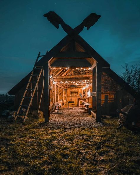 Viking Bedroom, Viking Lifestyle, Viking Ideas, Casa Viking, Viking Hall, Viking Aesthetic, Nordic Architecture, Long Hall, Viking House