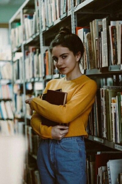 Librarian Pose Reference, Photoshoot Library, Library Photo Shoot, Photo Social Media, Cold Fashion, Environmental Portraits, Library Aesthetic, People Poses, Senior Photoshoot