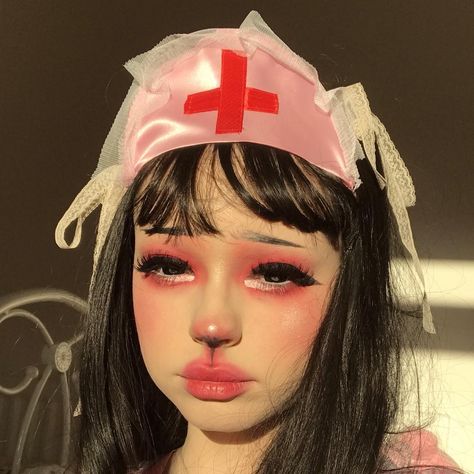 Doll Aesthetic Makeup, Doll Face Makeup Cute, Cute Doll Makeup Aesthetic, Doll Eyeliner Alt, Pink Alt Makeup, Harajuku Makeup, Alt Makeup, Yami Kawaii, Alternative Makeup