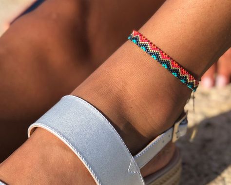 Tobillera en Miyuki Knitted Bracelet, Leather Anklets, Handmade Anklets, Foot Bracelet, Loom Bracelet Patterns, Miyuki Bracelet, Ankle Jewelry, Diy Friendship Bracelets Patterns, Ankle Chain