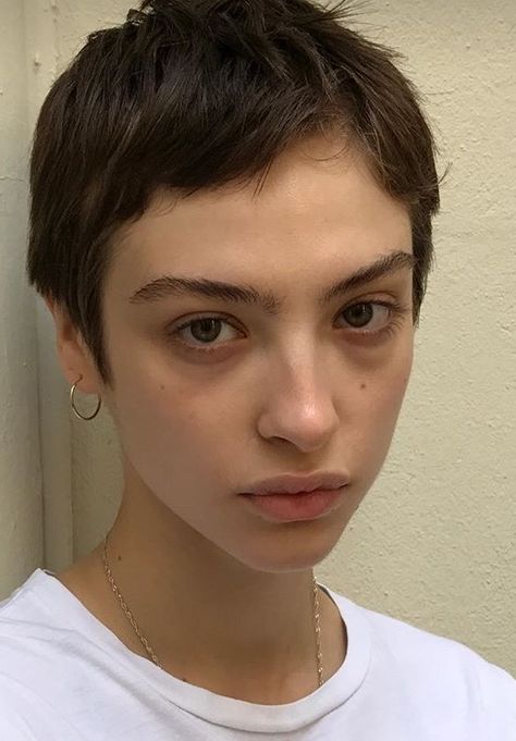 White T Shirt Outfit, T Shirt Outfit, White T Shirt, Short Hair, A Woman, Wall, Hair, Gold, T Shirt