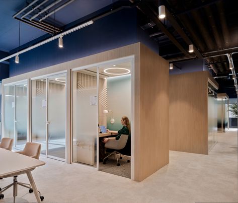 Small conference room Cool Office Conference Rooms, Multipurpose Conference Room, Office Multipurpose Room, Small Meeting Room Design, Small Conference Room Design, Small Conference Room, Small Meeting Room, Office Work Space, Work Cafe