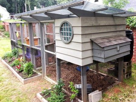 pretty and functional chicken coops Chicken Coop With Run, Reban Ayam, Raised Garden Bed Plans, Portable Chicken Coop, Backyard Chicken Coop Plans, Diy Chicken Coop Plans, Chicken Coop Run, Coop Design, Chicken Coop Designs