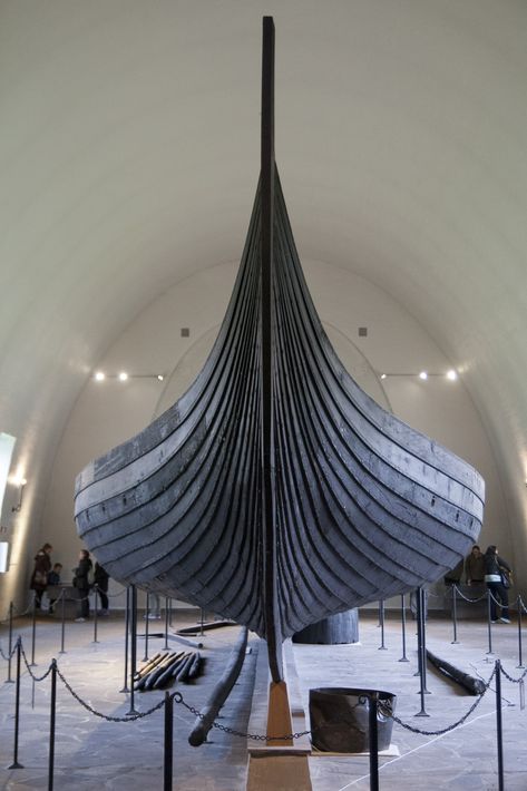 Gokstad Ship, Viking Artefacts, Spaceship Ideas, Dragon Inspiration, Viking Boat, Viking Books, Viking Designs, Heritage Crafts, Ya Fantasy