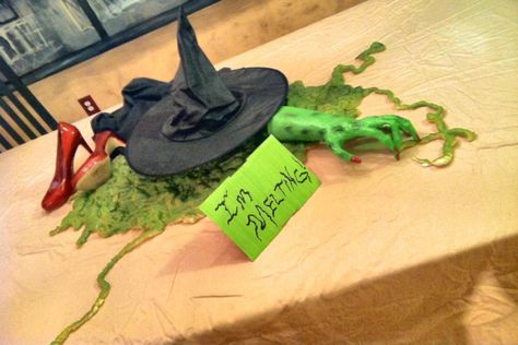 "Im Melting" A Witch Craft • Free tutorial with pictures on how to make a Halloween decoration in under 60 minutes Halloween Camping Decorations, Wizard Of Oz Decor, Halloween Camping, Arts And Crafts Interiors, Arts And Crafts For Adults, Arts And Crafts For Teens, Halloween Kunst, Wicked Witch Of The West, Halloween Arts And Crafts