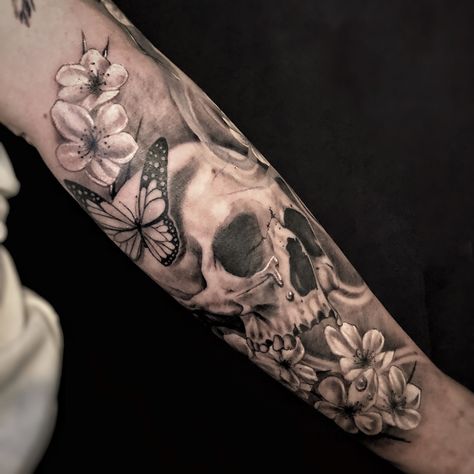 #CoolTattoos #TattooArt #InkMaster #TattooDesigns #InkedUp #TattooLovers #InkInspiration #TattooIdeas #CreativeInk #TattooStyle Tattoo Brazo Mujer, Pretty Skull Tattoos, Skull Butterfly Tattoo, Unique Half Sleeve Tattoos, Tattoo Black And Grey, Feminine Skull Tattoos, Skull Hand Tattoo, Black And Grey Tattoo, Feminine Tattoo Sleeves